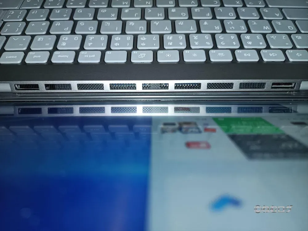 通気口が画面に直接当たる場所に配置されているのも気になる・・・