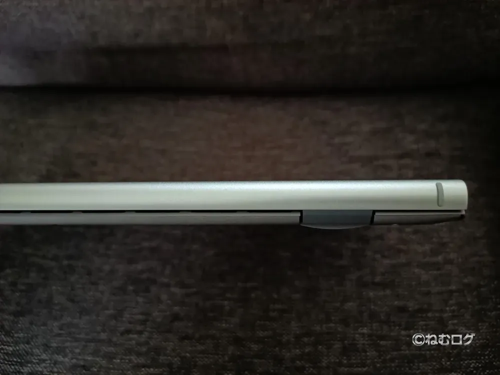 ヒンジ部分を表側から